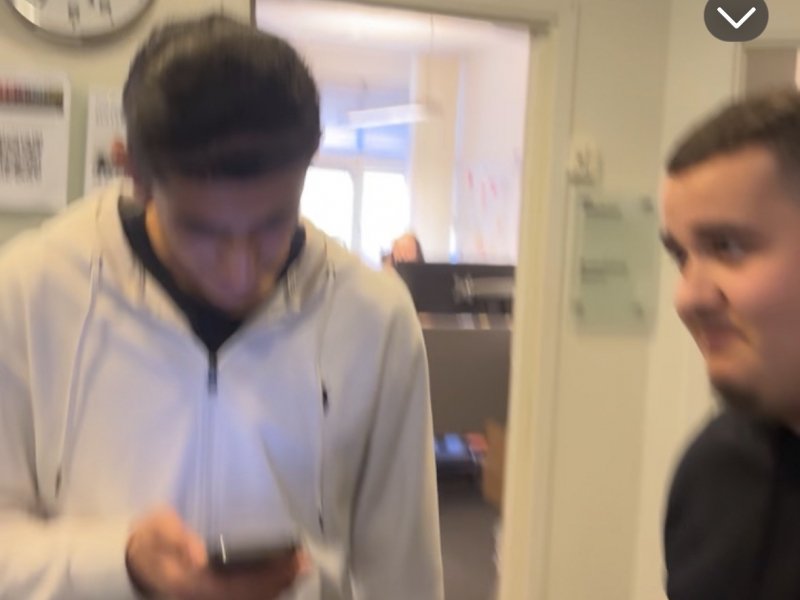 Sam som är intervjuaren står åt vänster. Zein  är personen som blir intervjuad.