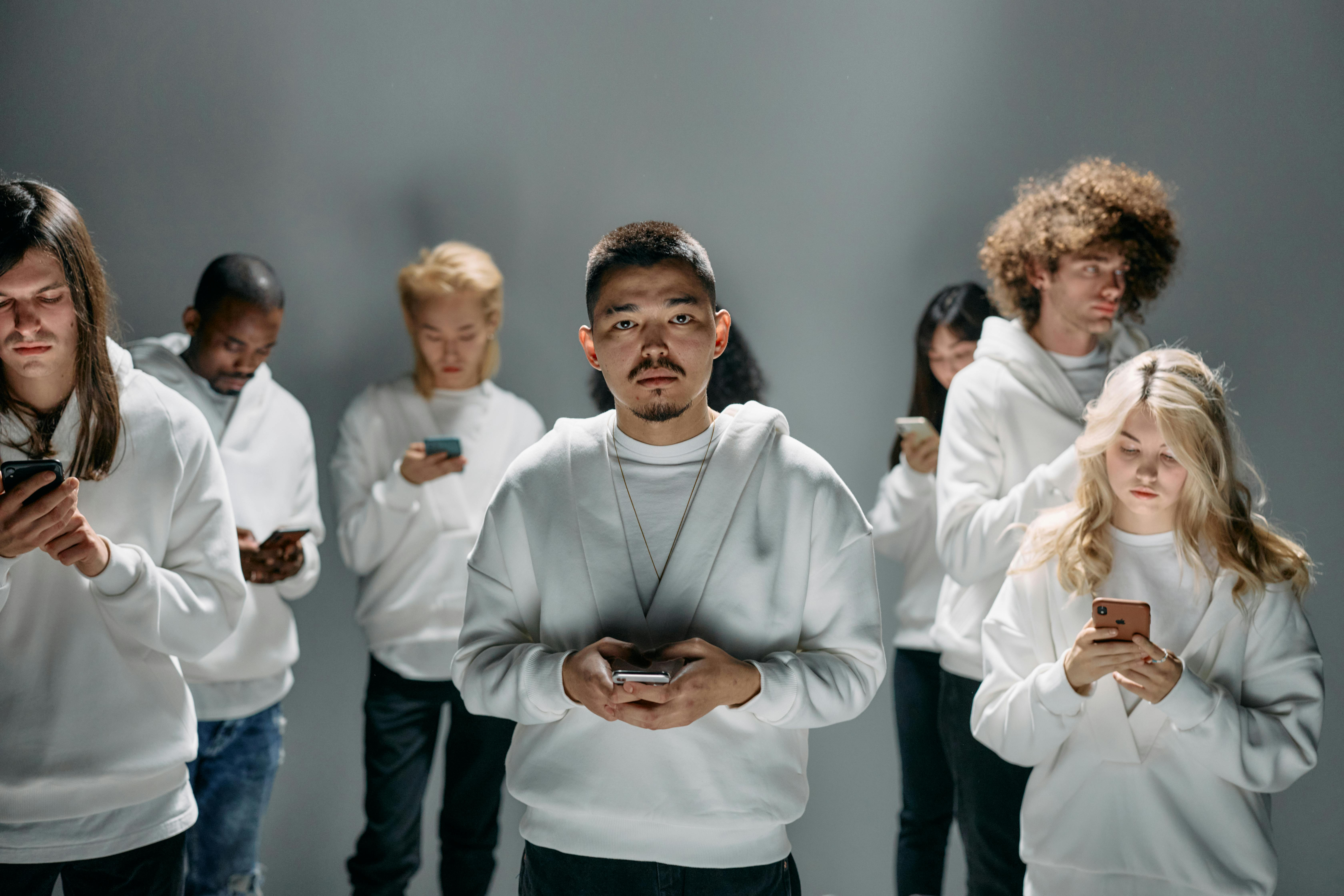 Фото було знайдено на сайті: https://www.pexels.com/ru-ru/search/smartphone%20addiction/ Студія яка зробила фото: https://www.pexels.com/ru-ru/@cottonbro/   Я брала фото з сайту, який призначений для цього. Там різні студії публікують свої роботи для вільного користування людьми