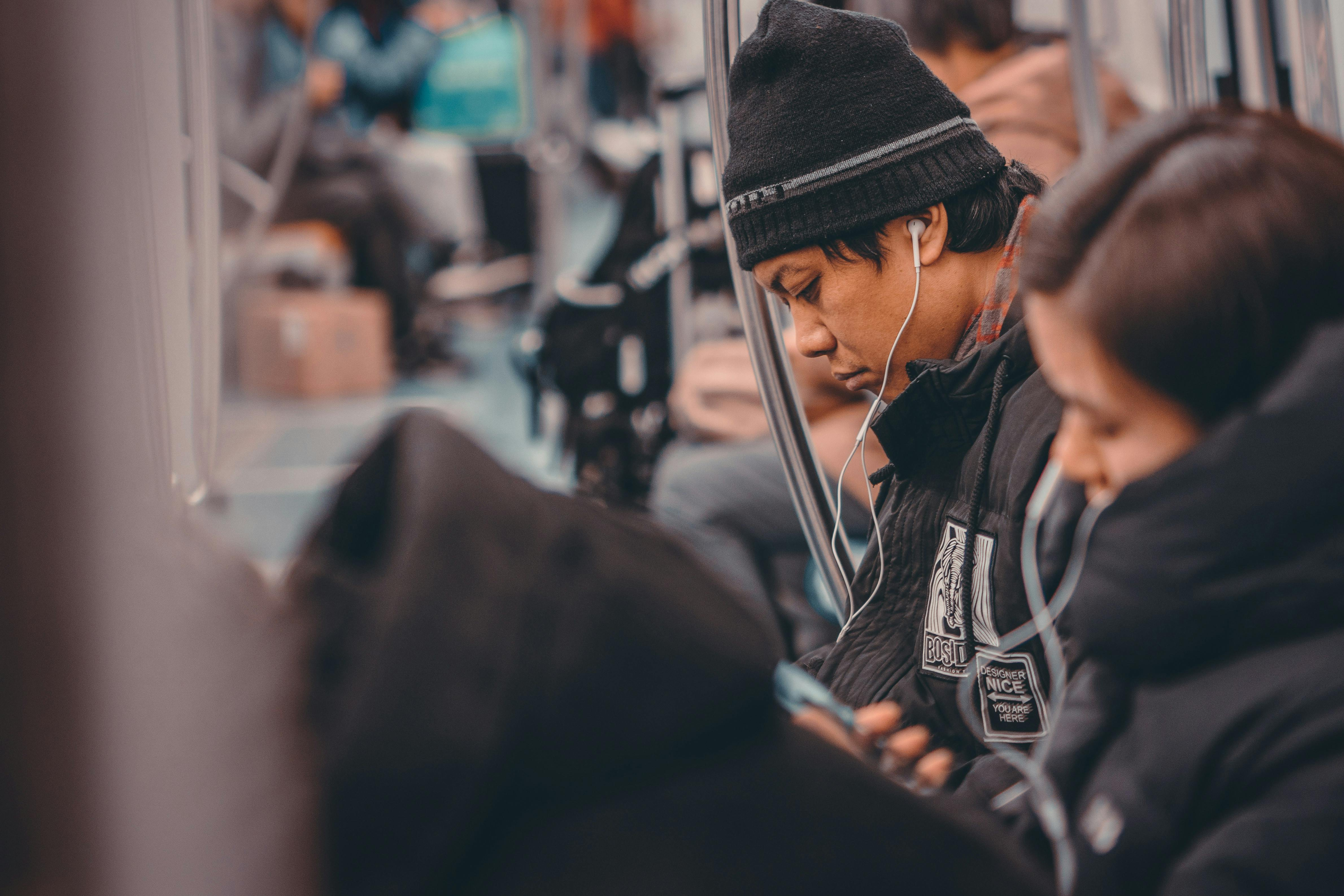 Фото було знайдено на сайті: https://www.pexels.com/ru-ru/search/smartphone%20addiction/ Студія яка робила фото: https://www.pexels.com/ru-ru/@zhangkaiyv/  Я брала фото з сайту, який призначений для цього. Там різні студії публікують свої роботи для вільного користування людьми