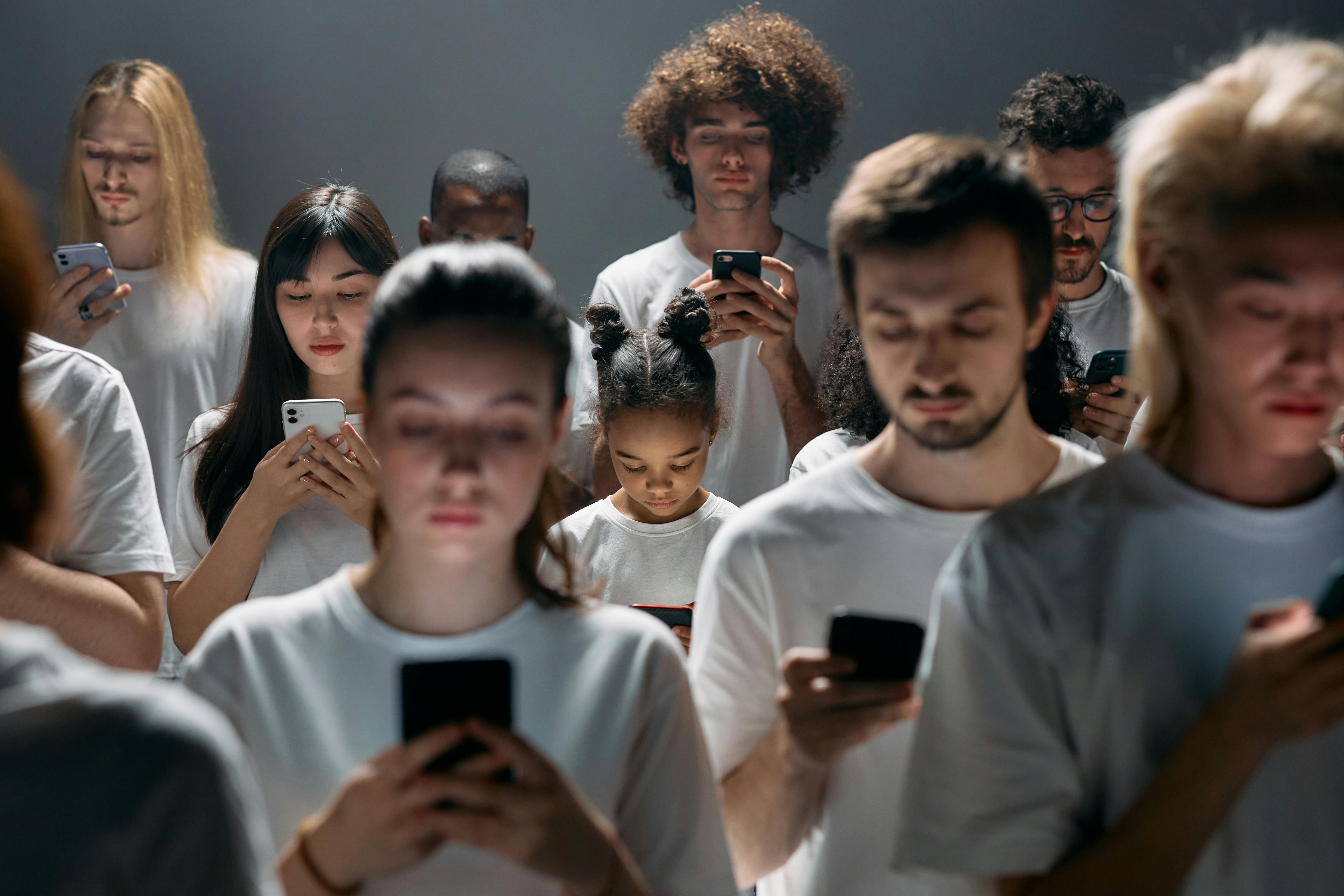 Фото було знайдено на сайті: https://www.pexels.com/ru-ru/search/smartphone%20addiction/ Студія яка робила фото: https://www.pexels.com/ru-ru/@cottonbro/     Я брала фото з сайту, який призначений для цього. Там різні студії публікують свої роботи для вільного користування людьми