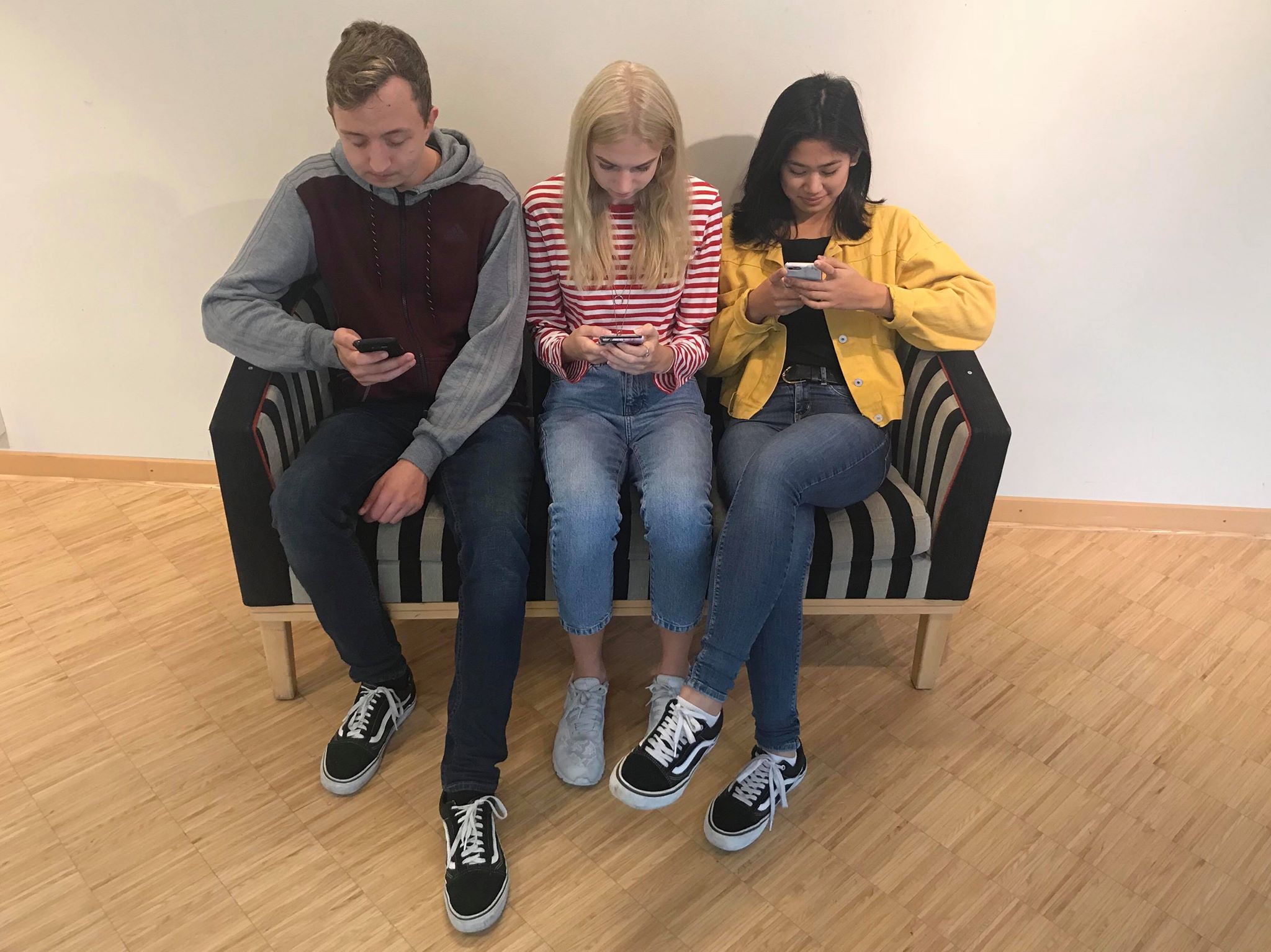 Ungdomar som håller på med mobilen, foto: Kajsa Ekholm