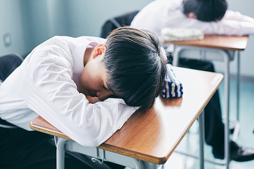 Personen ni ser på bilden lider av sömnsvårigheter hemma, vilket leder till att han sover i skolan istället. FOTO: Pixabay