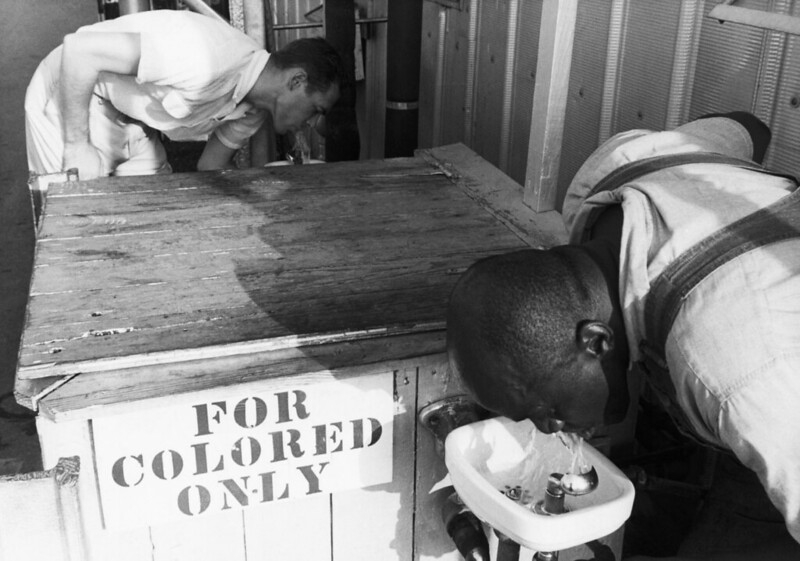 Bilden representerar segregerade vattenfontän i södra USA under Jim Crow lagens tid. BILD: https://www.flickr.com/photos/97453745@N02/9273389383/