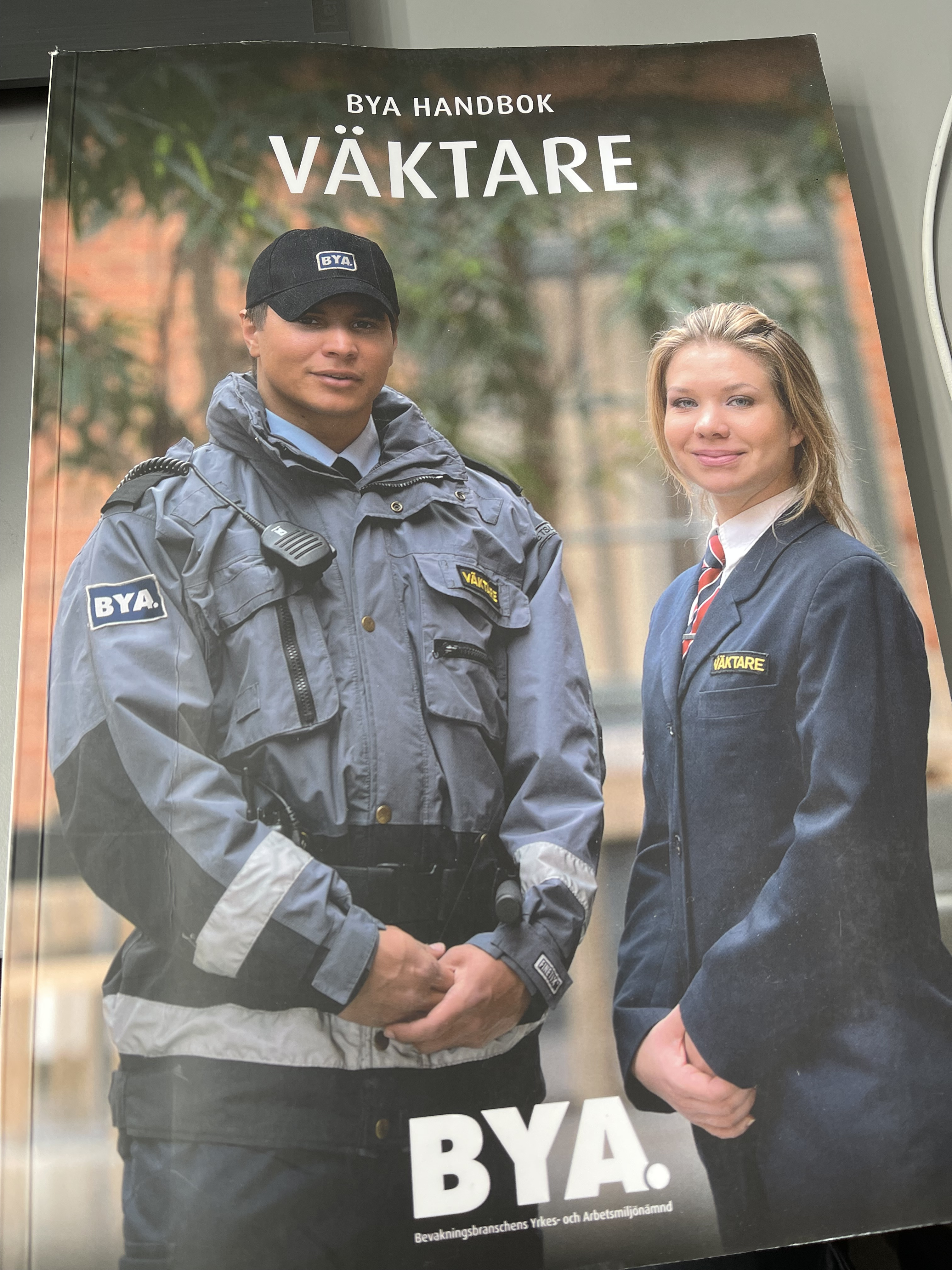 Väktarboken, Bya