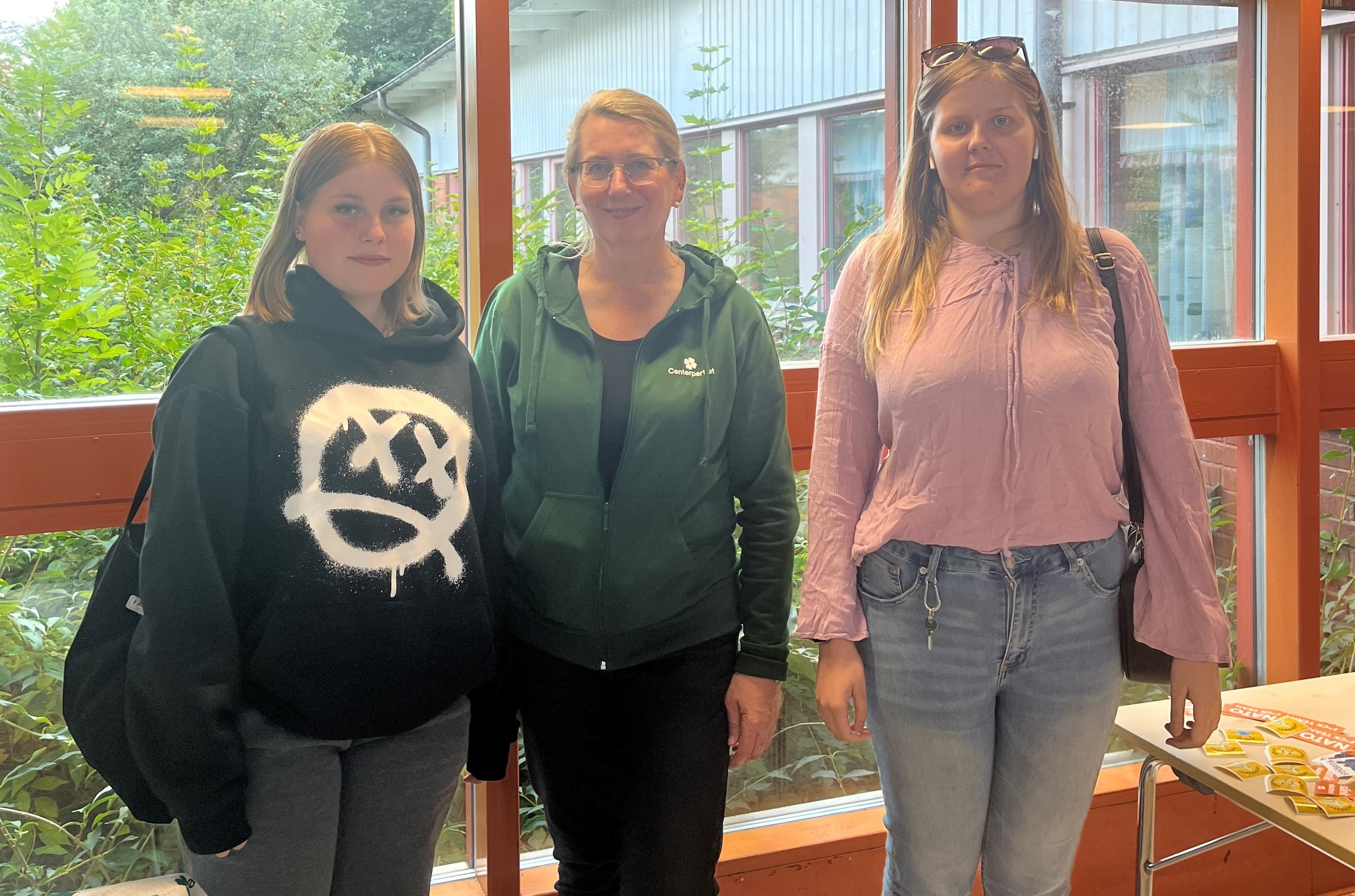 Lisa Edwards (Centerpartiet) med Ebba Alphonse och Tindra Forslund.