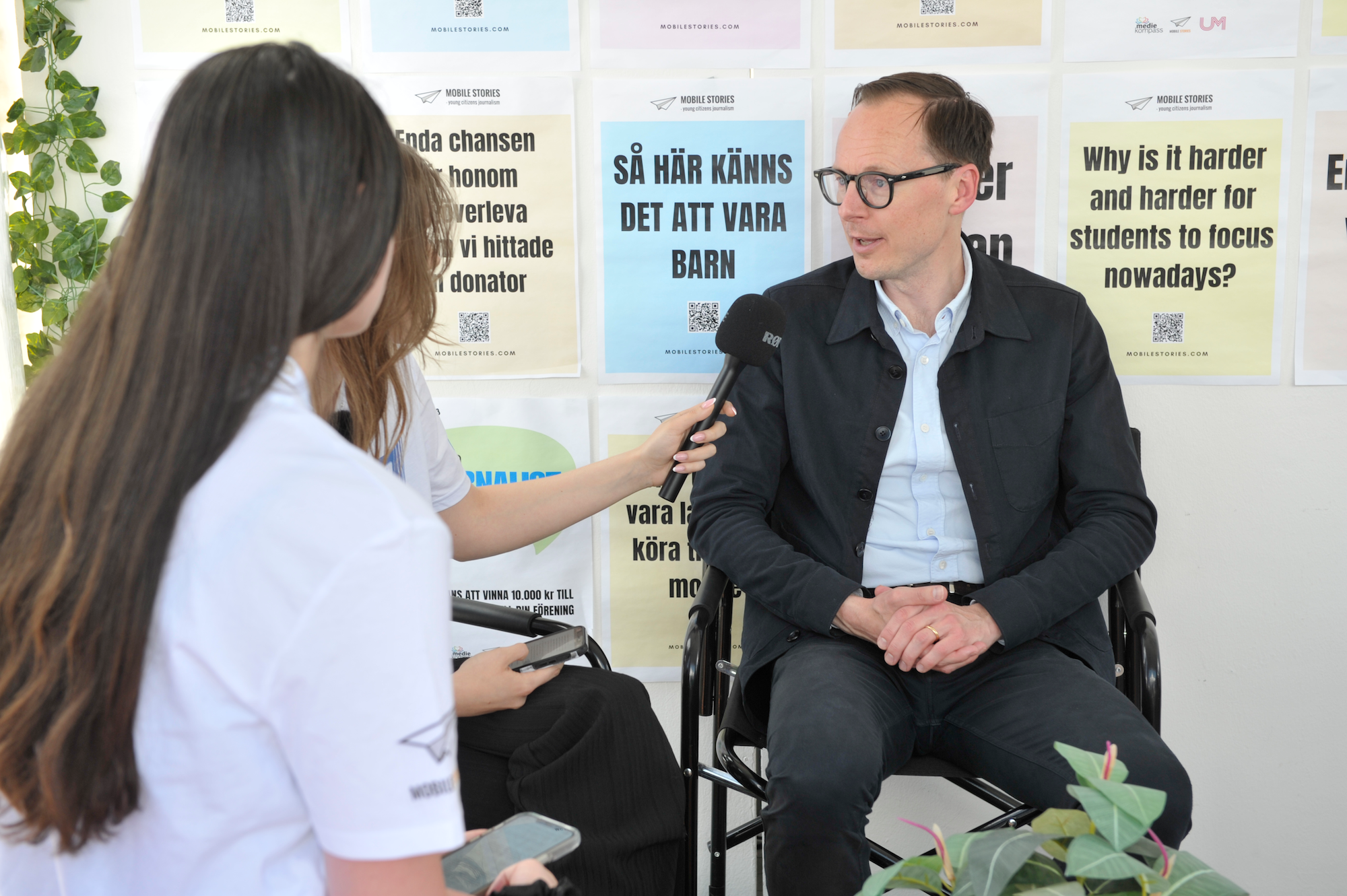 Mats Persson (L) intervjuas av reportrar från Ungdomsredaktionen och berättade att han inte är intresserad av att bli partiledare för Liberalerna. Lotta Bergseth