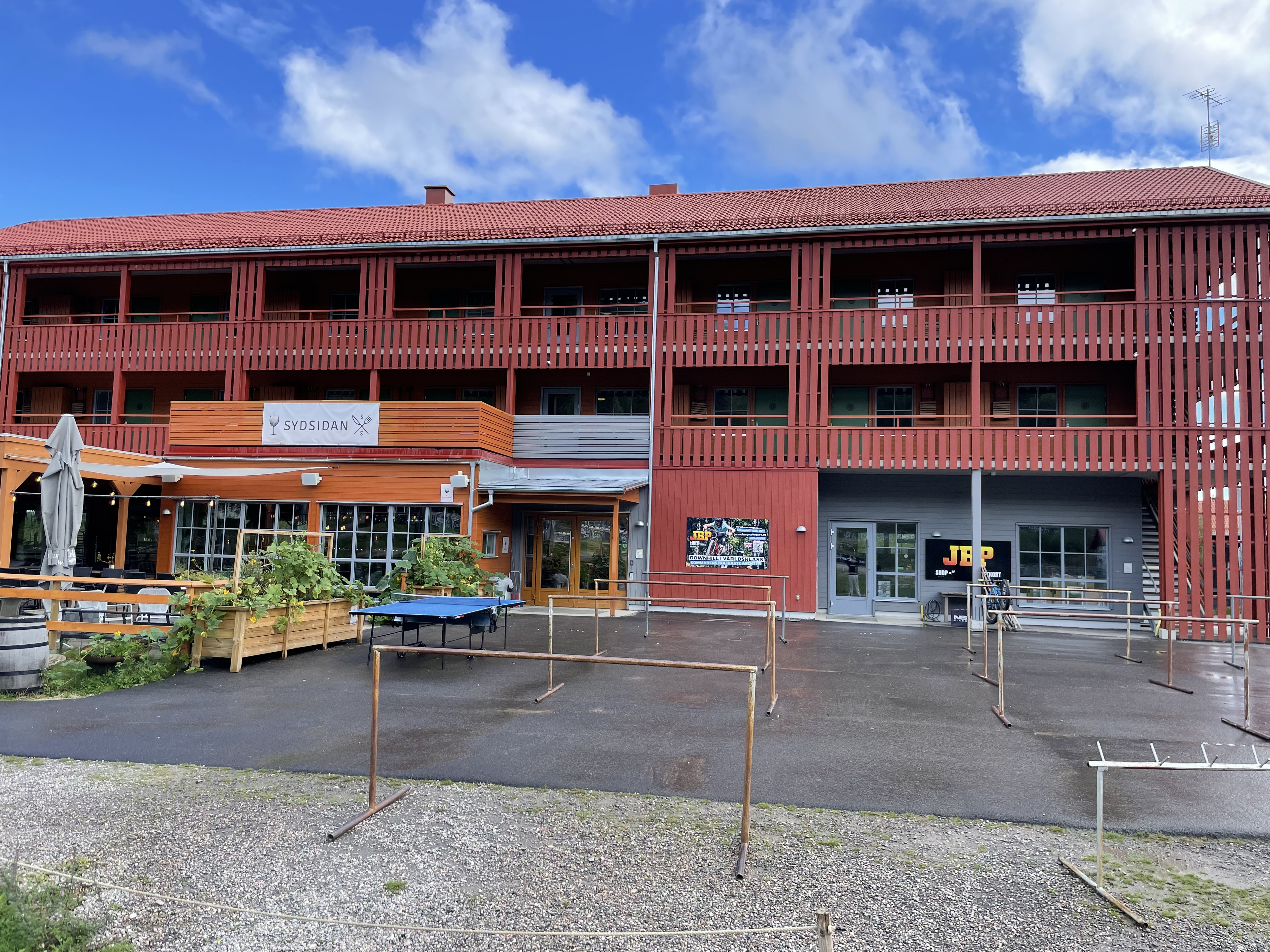 De är JBP som är på bilden och de är hotel och resturang och s finns de hyra som du hyr din cykel och utrustning walter roslund
