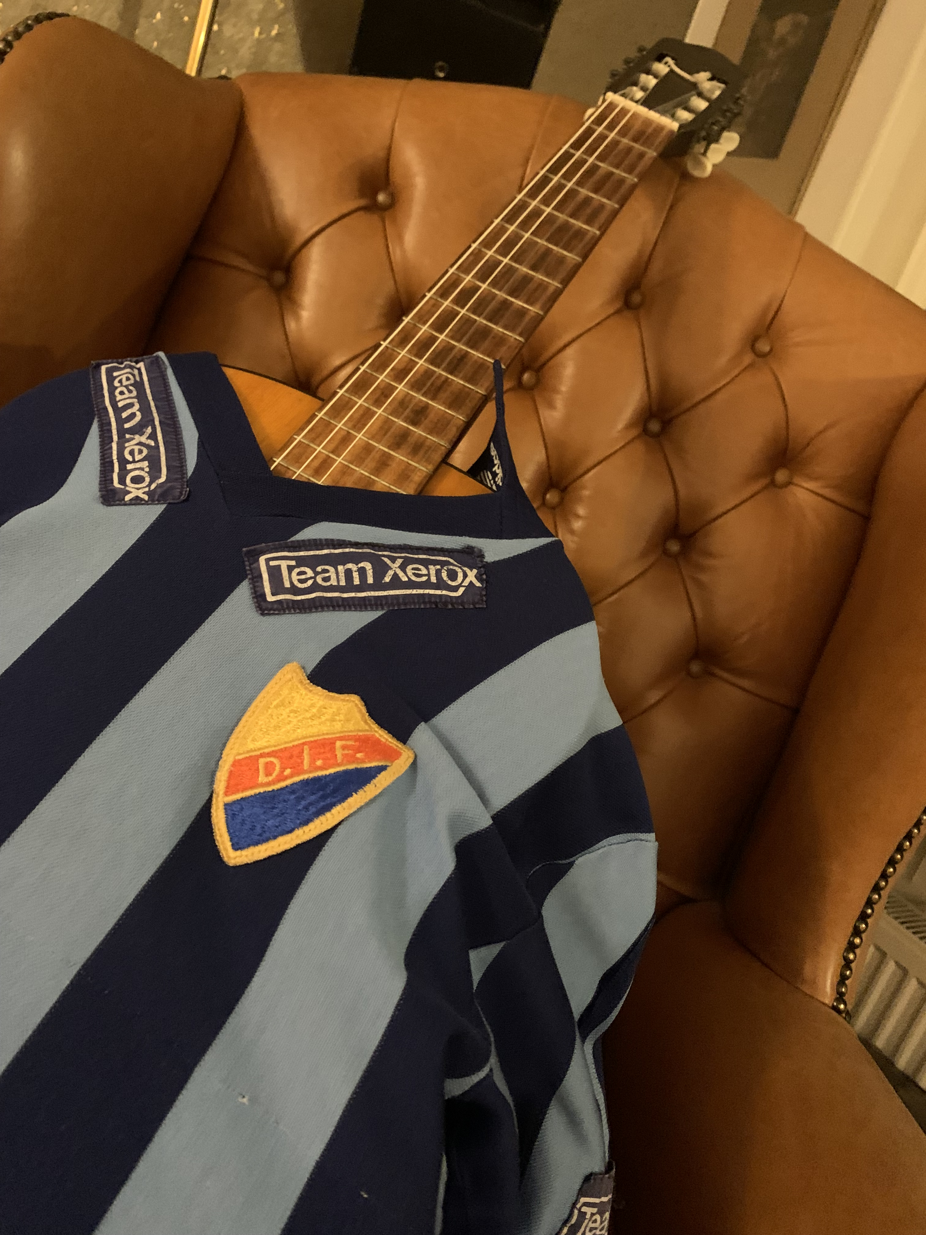 Eric Hanssons akustiska gitarr med sin gamla matchtröja, Foto Noel Hansson Noel Hansson