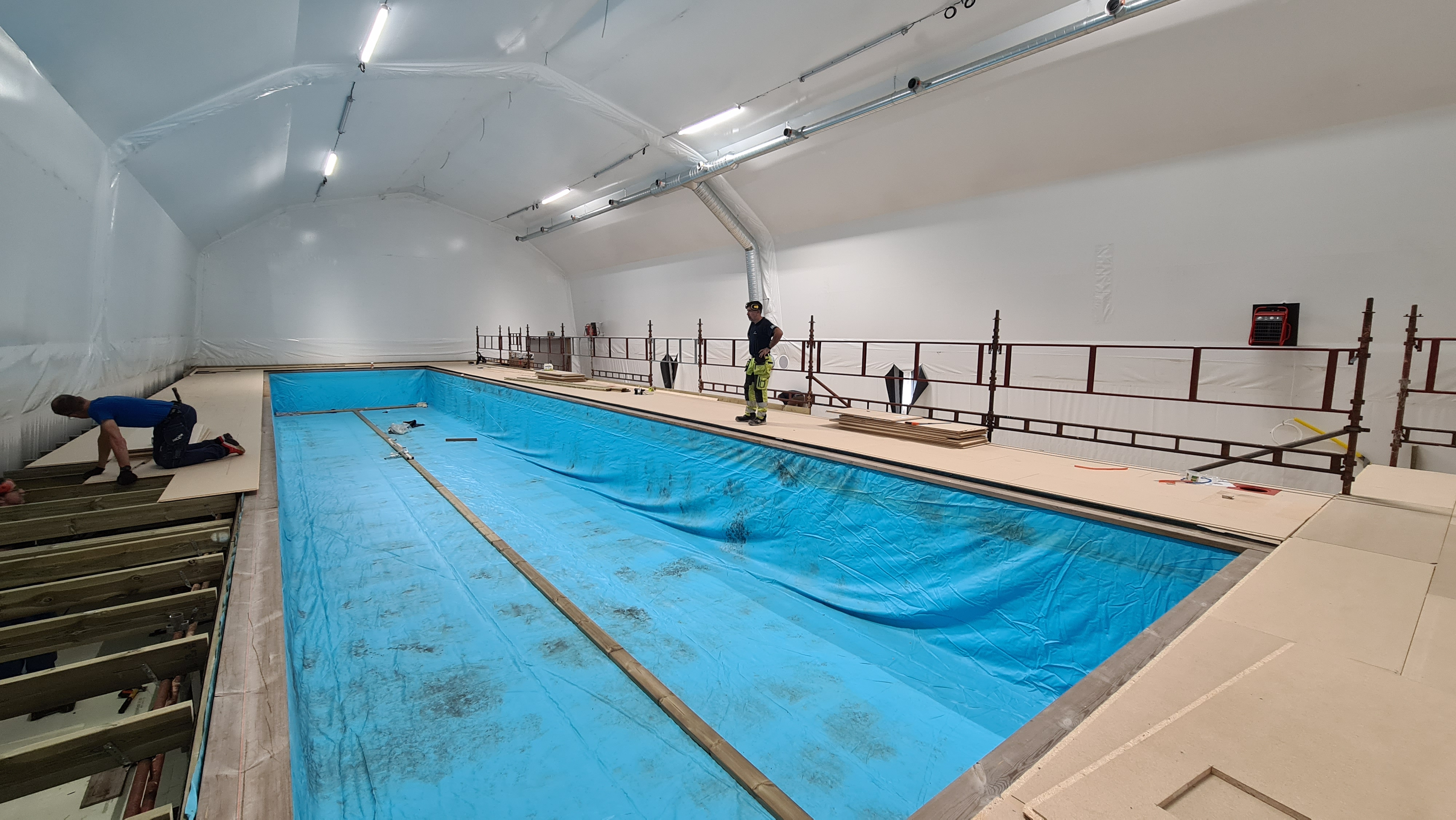 Pågående bygge av simbassängen Rana Al Fath