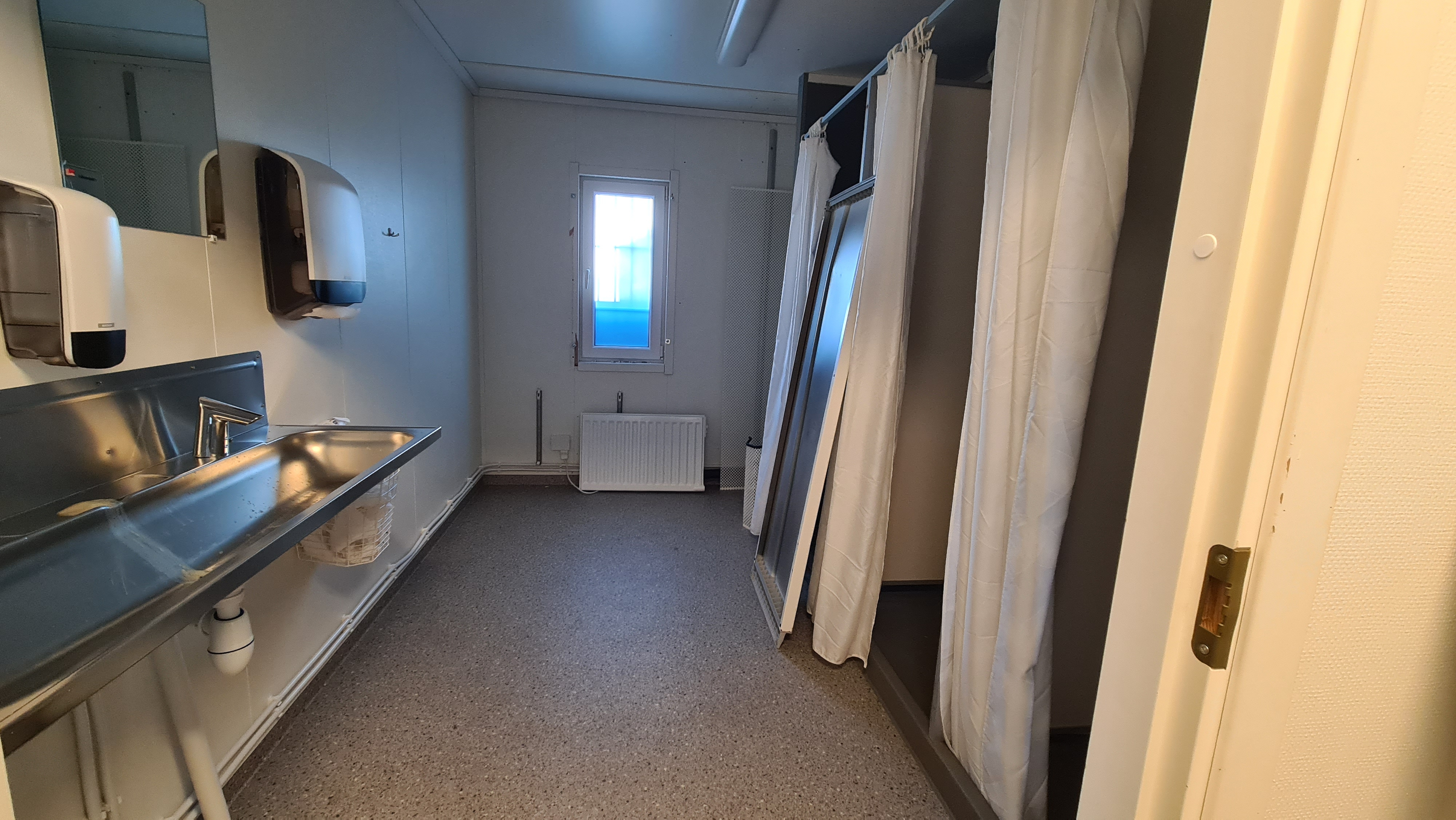 Duscharna i den temporära simbassängen Rana Al Fath