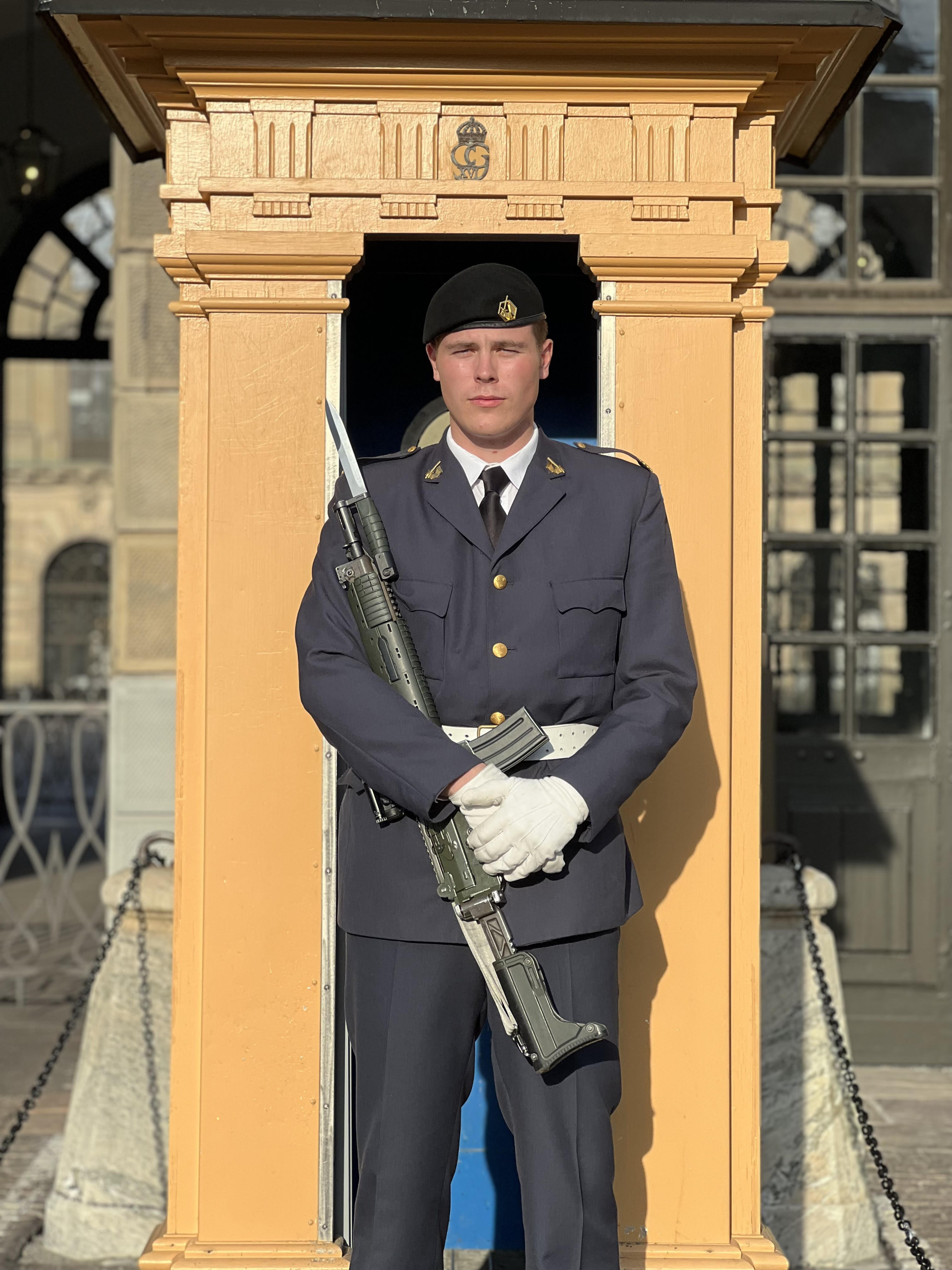 William Weber under högvakten Holly Weber