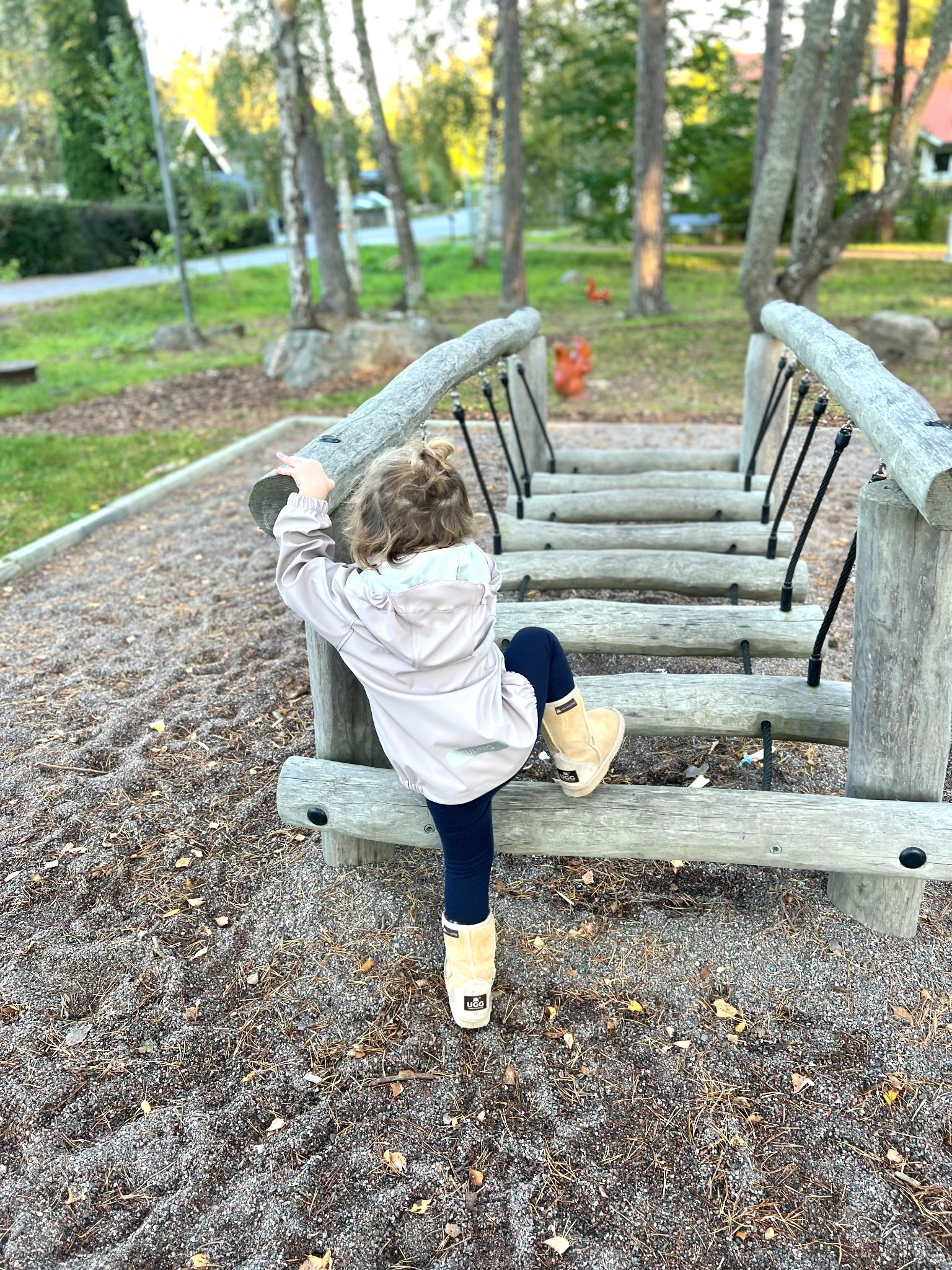 Glatt barn som får leka av sin energi i en lekpark. Holly Hemminger