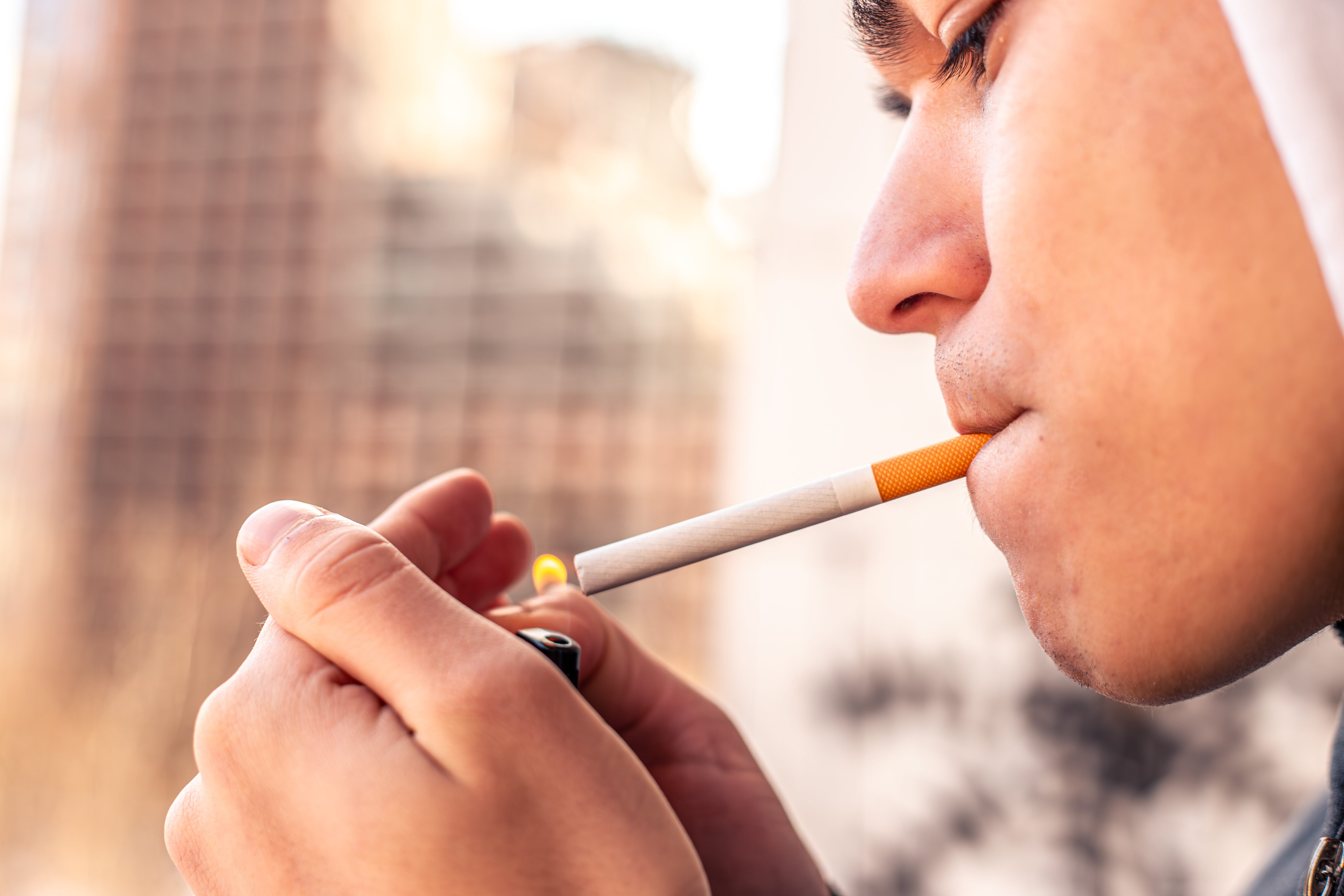 "Smoking concept man lighting a cigarette with a lighter smoking a cigarette closeup" Foto: Pvproductions. Creative Commons: Free Pvproductions