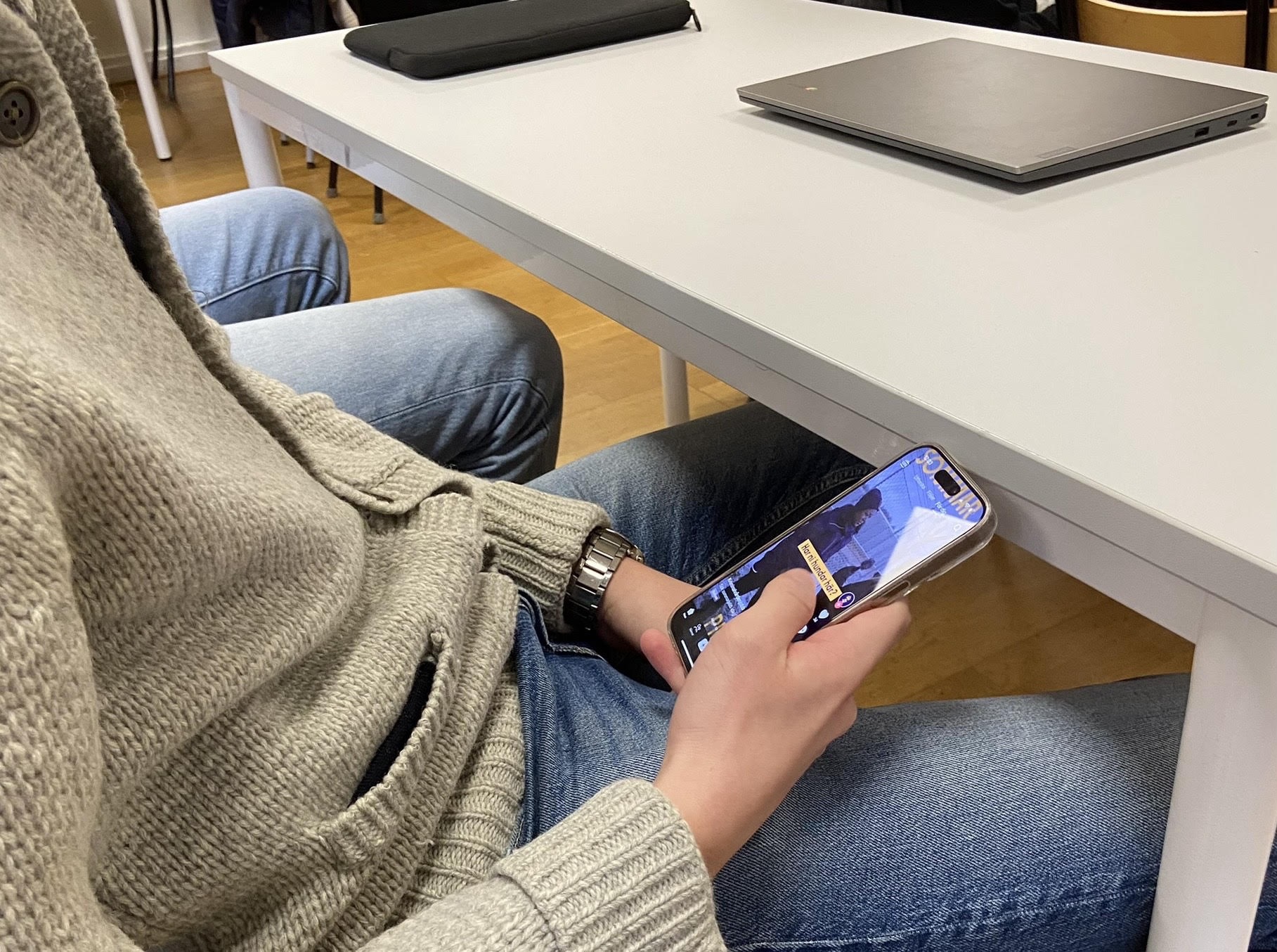 Milo Matanovic i årskurs 3 på gymnasieskolan Campeon, sitter och scrollar på Tiktok under Engelskalektionen. Bild: Gustav Lundén Gustav Lundén