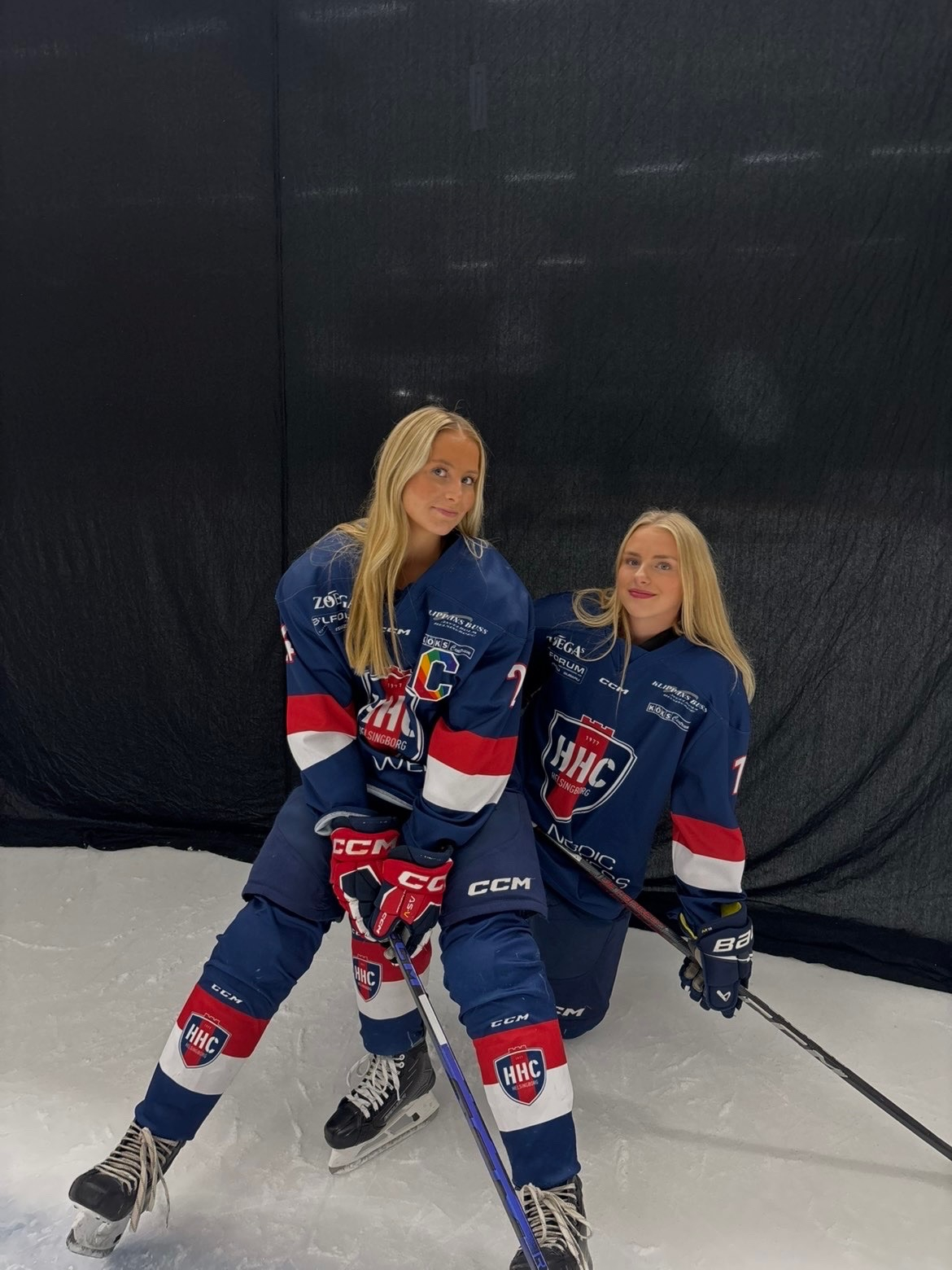 Hockeyspelarna Yrsa och Elise iklädda hockeyutrustning. Nova Hertl