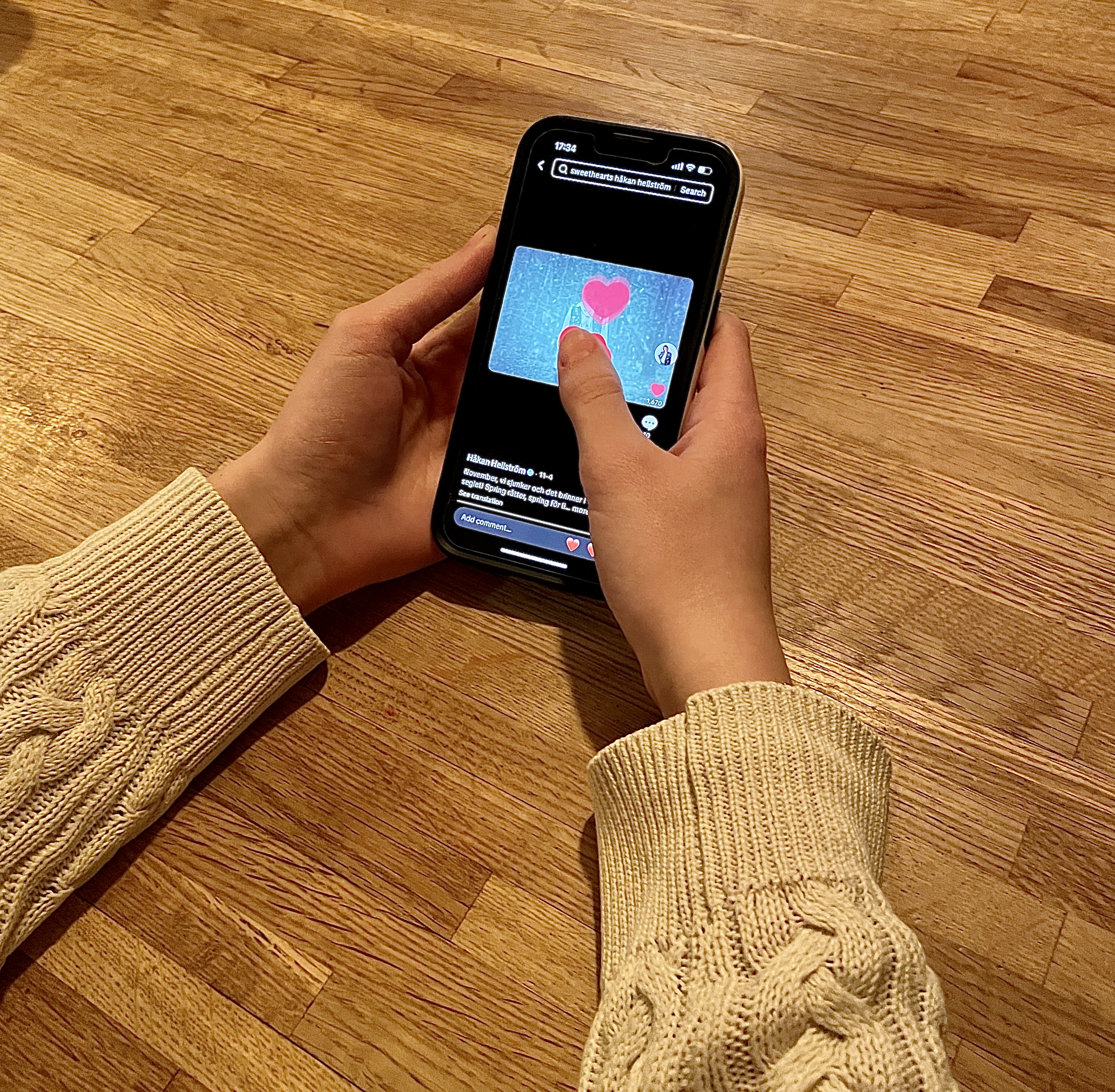 Händer som håller i i en mobil medan ett inlägg på en profil gillas. Ebba Bergström