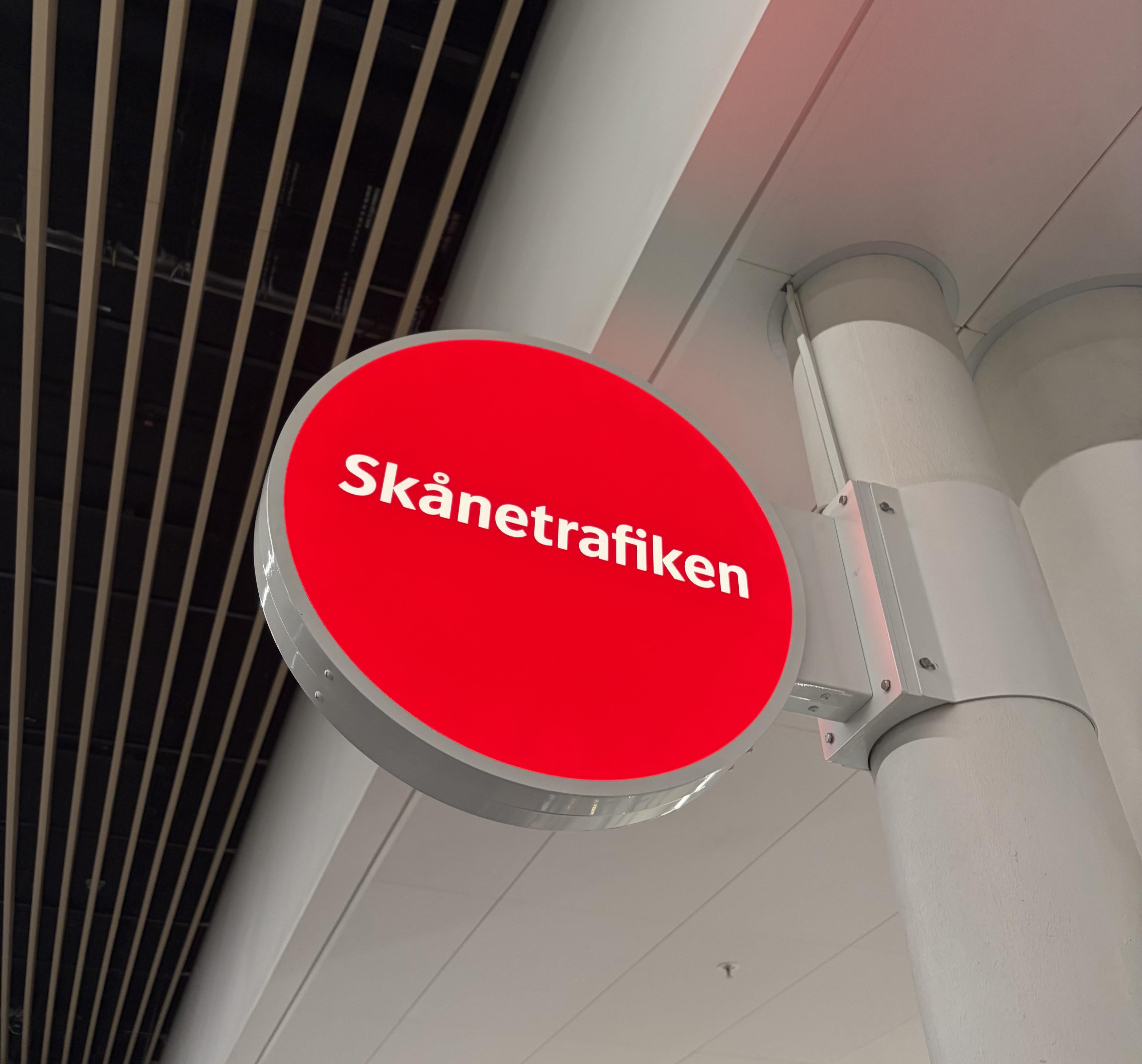 Skånetrafikens röda skylt symboliserar en kollektivtrafik där priserna fortsätter att höjas, trots stora överskott och återkommande brister i punktlighet, tillgänglighet och kvalitet. Mika Krusell Ottilia Duteil