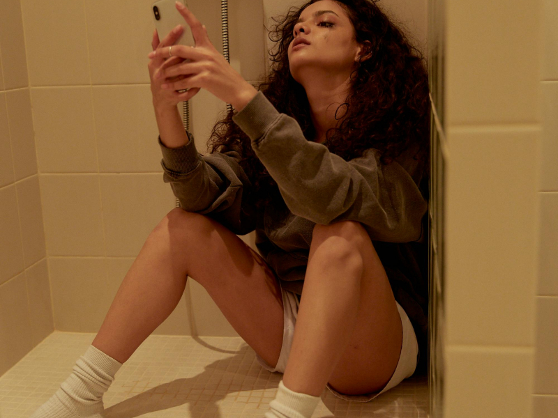 Ung tjej där telefonen förstärker hennes psykiska mående. Pexels - Darina Belonogova