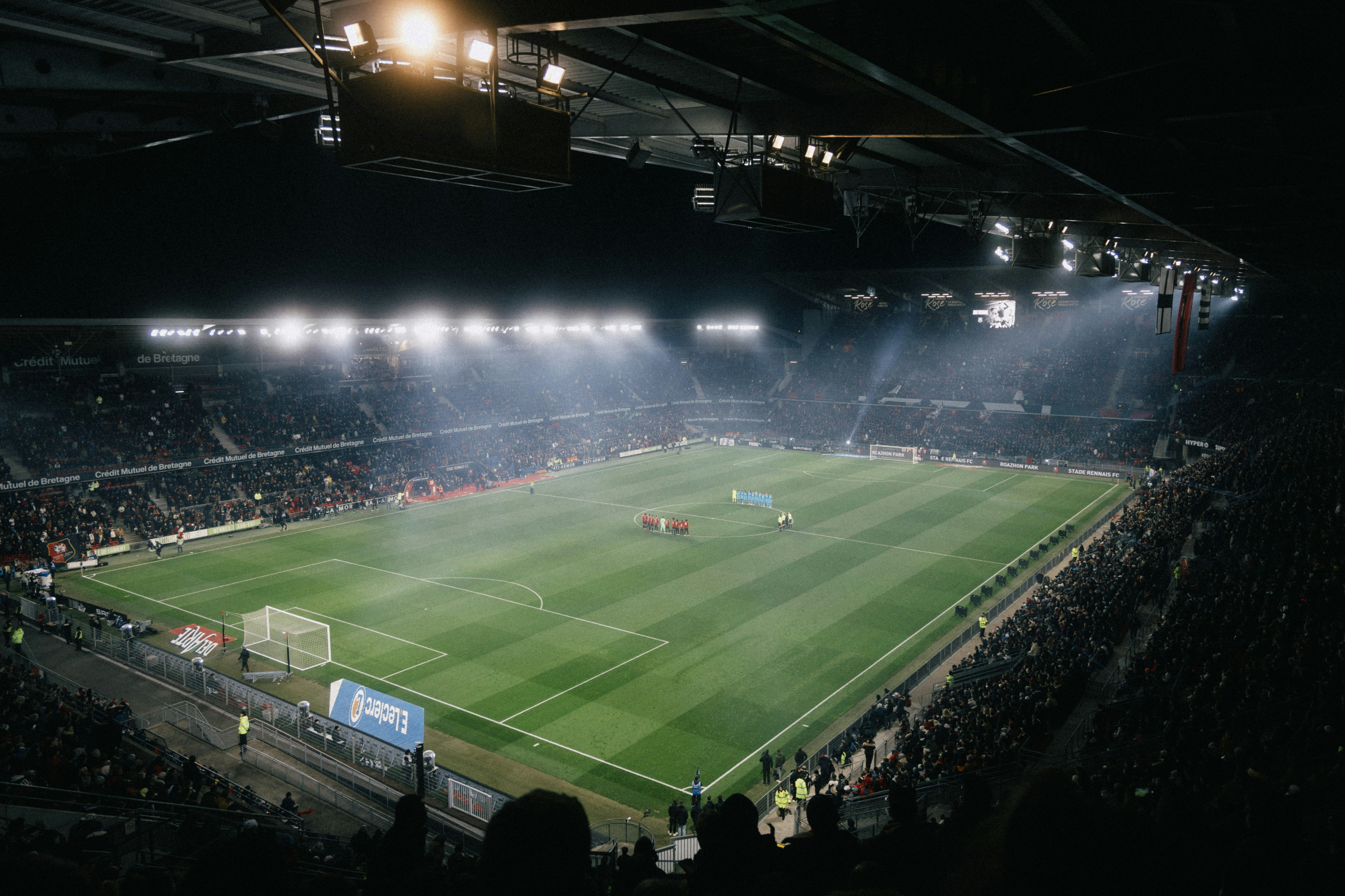 Fotbolls Arena. Hämtat från hemsidan unsplash.com. https://unsplash.com/photos/a-soccer-stadium-filled-with-lots-of-people-yKHZ65nuEtE Howard Bouchevereau