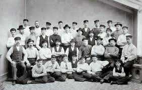 Några av arbetarna vid Uddevalla tändsticksfabrik 1903. Foto Alfred Hansson/Bohusläns museum.