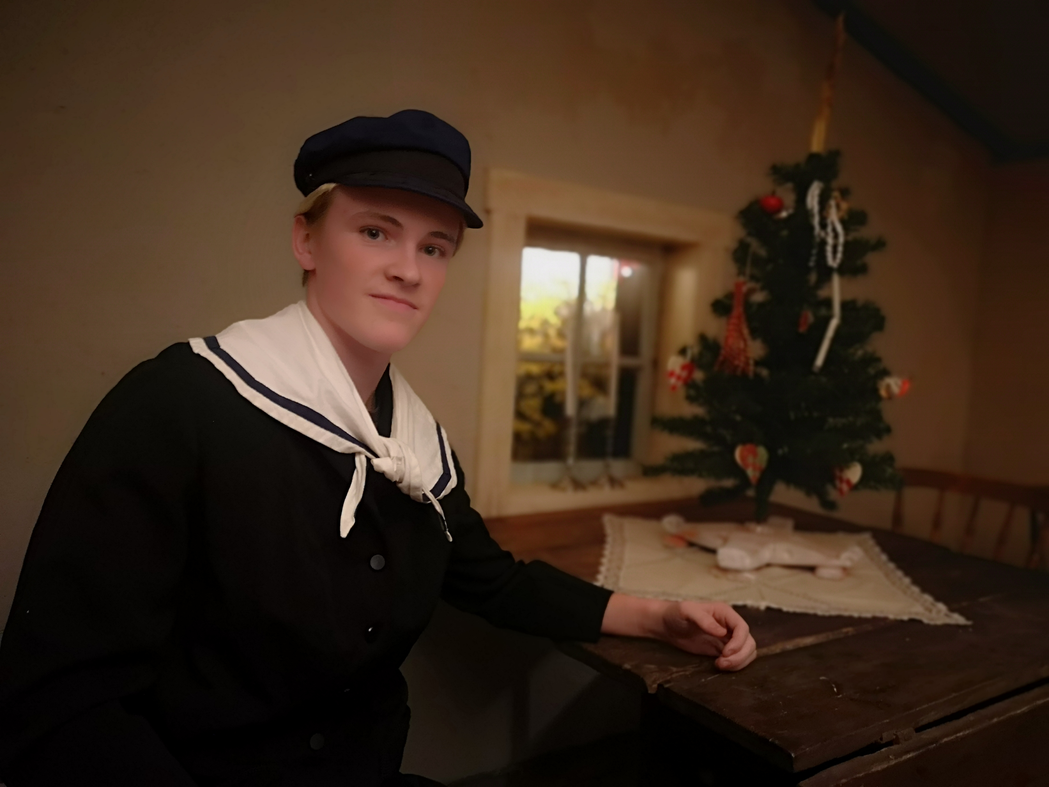 Bild på skribenten i 1800-tals kläder Noel Jansson