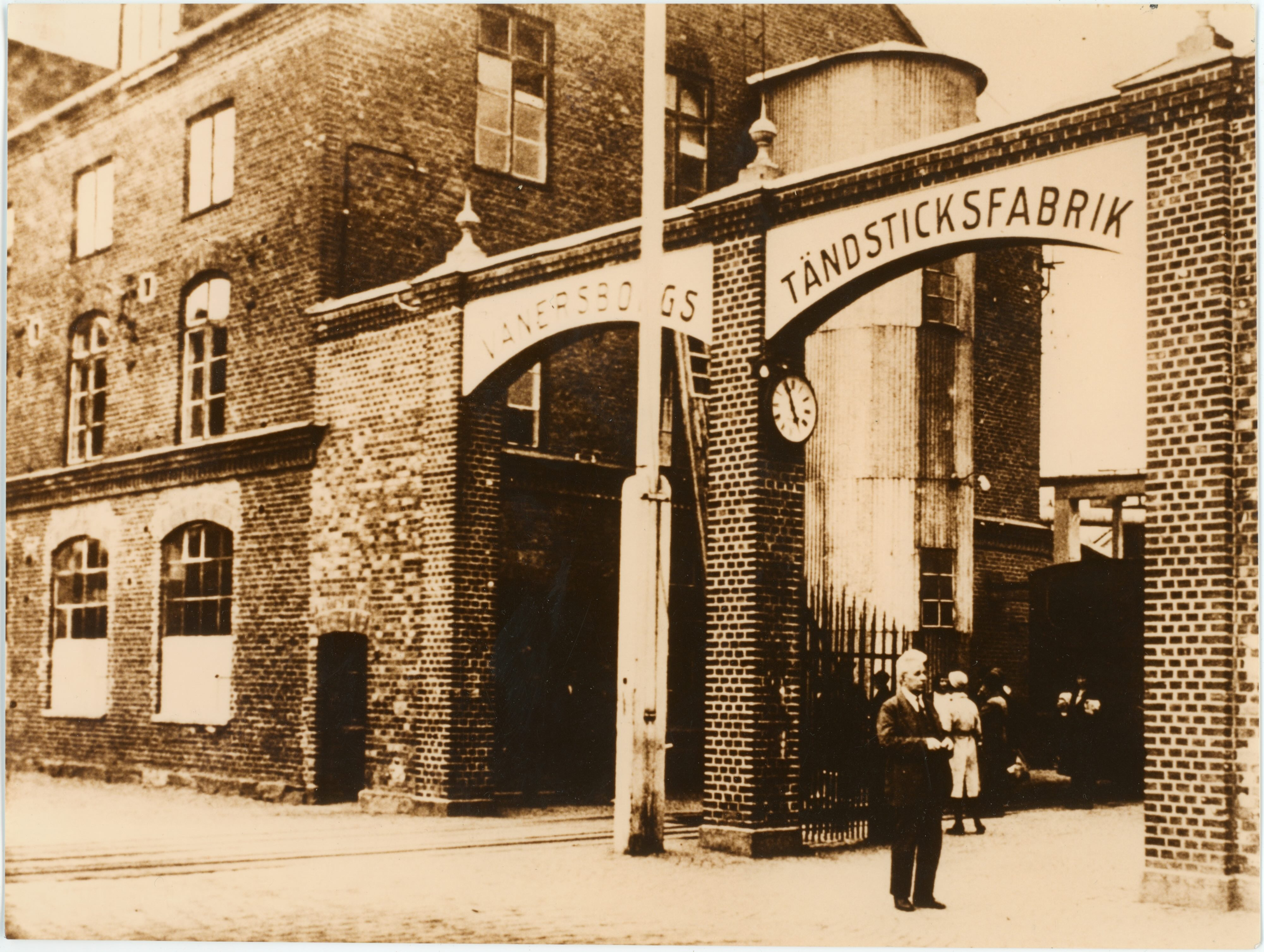 Bilden är på Vänersborgs tändsticksfabrik där mer än hälften av arbetarna var barn, de var tvungna att arbeta för att försörja sin familj. Bilden är tagen innan fabriken stängdes ner 1932. digitaltmuseum.se