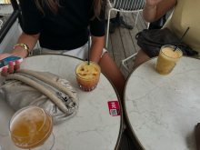 Tre vänner sitter på ett café. Inez Borglin Nilsson