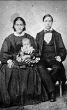 Carl Ludvig Andersson, med sin son och fru. Död i koleran 1866 vid 23 år. digitaltmuseum.se